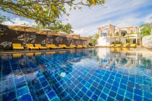 Bazén v ubytování Ocean Breeze Resort Khaolak nebo v jeho okolí