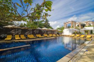 Bazén v ubytování Ocean Breeze Resort Khaolak nebo v jeho okolí