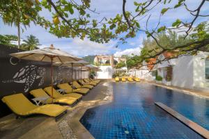 Bazén v ubytování Ocean Breeze Resort Khaolak nebo v jeho okolí