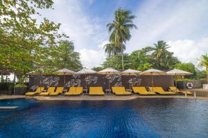 Bazén v ubytování Ocean Breeze Resort Khaolak nebo v jeho okolí