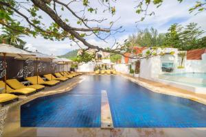 Bazén v ubytování Ocean Breeze Resort Khaolak nebo v jeho okolí