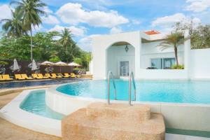 Bazén v ubytování Ocean Breeze Resort Khaolak nebo v jeho okolí