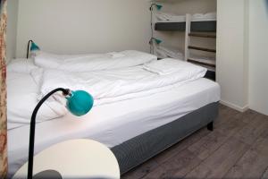 Postel nebo postele na pokoji v ubytování Munkeby Herberge