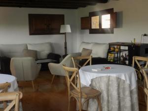 モラ・デ・ルビエロスにあるLa Vereda ONLY ADULTSのリビングルーム(テーブル、椅子、ソファ付)