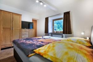 En eller flere senge i et værelse på Ferienwohnung Holzenlehen