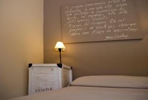 A bed or beds in a room at Hotel Cernia Isola Botanica