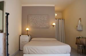 A bed or beds in a room at Hotel Cernia Isola Botanica
