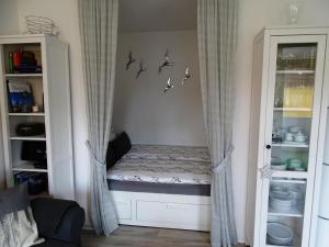 Zimmer mit einem Hängebett in einem Zimmer in der Unterkunft Ferienwohnung Möwe in Bremerhaven