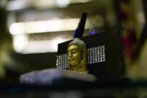a statue of a head on top of a desk at Hotel Parvati Palace Sehore in Sehore