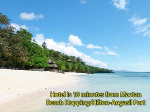 einen Strand mit Minuten vom mactan beach hippinging in der Unterkunft Mactan District Budgetel - Lapu Lapu Cebu in Mactan