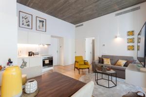 uma sala de estar com um sofá e uma mesa em FLH Alecrim Modern Flat em Lisboa
