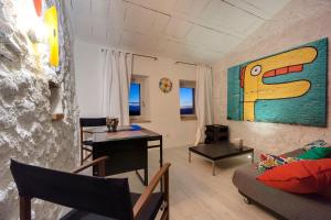ein Wohnzimmer mit einem Sofa und einem Tisch in der Unterkunft THE VIEW a Pop Style Apartment in Maremma, Cana in Cana