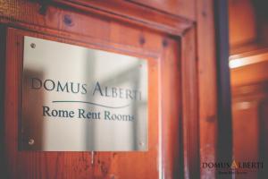 znak na drzwiach ze słowami domus alertreme wynajmowane pokoje w obiekcie Domus Alberti Bed & Breakfast w Rzymie