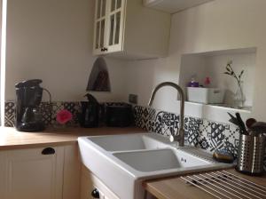 une cuisine avec un évier et un plan de travail dans l'établissement Gîte Ô Beauval, à Saint-Aignan 61 autres photos