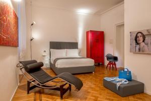 ローマにあるBelli 36 Roomsのベッドルーム1室(ベッド1台、椅子1脚付)
