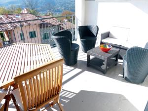 GrantolaにあるResidence Bosco Soleのバルコニー(テーブル、椅子、テーブル、椅子付)