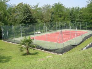 GrantolaにあるResidence Bosco Soleのテニスコート