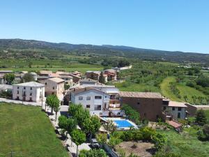 Torres del ObispoにあるCasa Trillo Apartamentosの家とプールのある村の空中の景色