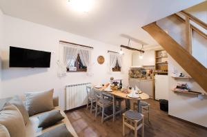 una sala de estar con una mesa y un sofá en 4 Seasons House, en Roč