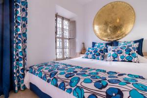 1 dormitorio con cama y espejo en la pared en Riad See Moon And Spa, en Marrakech