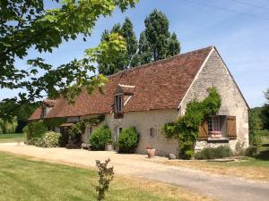 un petit bâtiment blanc avec un toit rouge dans l'établissement Mongrenon, à Escrignelles