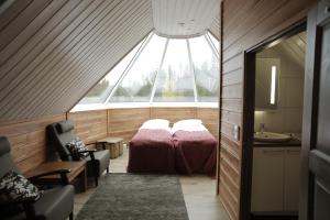 Un pat sau paturi într-o cameră la Levi Northern Lights Huts