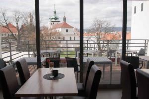 Reštaurácia alebo iné gastronomické zariadenie v ubytovaní Hotel U Kozicky