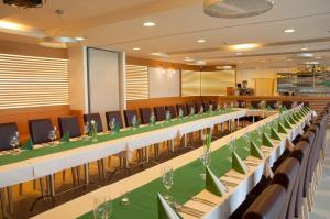Reštaurácia alebo iné gastronomické zariadenie v ubytovaní Hotel U Kozicky