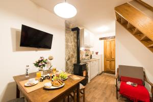 cocina y comedor con mesa de madera y comedor en 4 Seasons House, en Roč