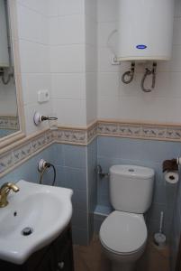 ベナルマデナにあるGamonal Iris 537のバスルーム(白いトイレ、シンク付)