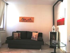 a living room with a couch and a glass table at B&B London 2010 in Vizzola Ticino