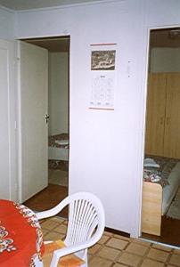 una camera con tavolo, sedia e letto di KEREKERDO Vendeghazak a Hárskút