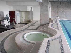 a swimming pool with a hot tub in a building at Capri Reforma 410 in Mexico City