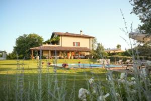 una casa con piscina di fronte a un cortile di Casa Tentoni - Guest House a Misano Adriatico