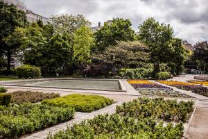 Vonkajšia záhrada v ubytovaní Small Paris