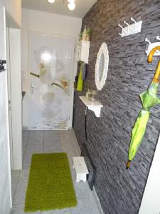 バート・ラウターベルクにあるHarmonieの緑の敷物とレンガの壁が特徴のバスルーム