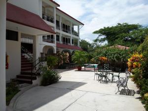 un edificio con un patio con mesas y sillas en Balcon Gueela, en Santa Cruz Huatulco