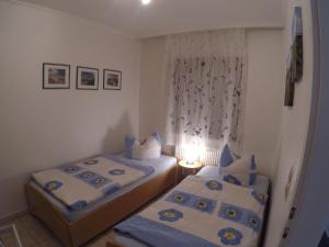 a bedroom with two beds and a window at Traumapartment Haus Stoertebeker - Strandnah und trotzdem zentral in Westerland