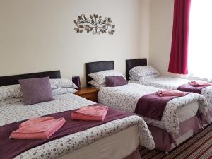 a hotel room with two beds and two nightstands at ALARA Bed and Breakfast in Sheffield