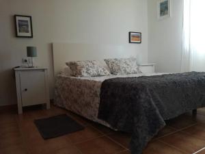 コラレホにあるLoreto Houseのベッドルーム1室(ベッド1台、ランプ付きテーブル付)