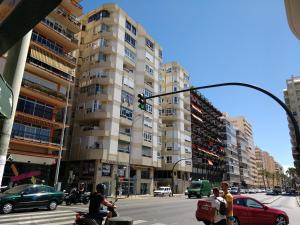 a traffic light in front of a tall building at Apartamento Cantabrico in Cádiz