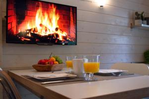 a table with drinks and a fireplace in a room at Bed & breakfast Mestreech in Maastricht