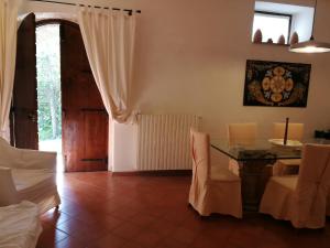 A seating area at Casale Montemoro