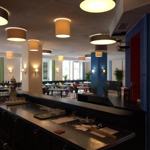 فندق كونتيننتال في نورنبرغ: بار في مطعم به طاولات وكراسي