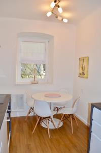 cocina con mesa, sillas y ventana en Stadtzentrum Mariazell en Mariazell