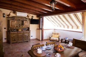 eine Küche und ein Esszimmer mit einem Tisch und Stühlen in der Unterkunft La Scala Del Sole in Porto Empedocle