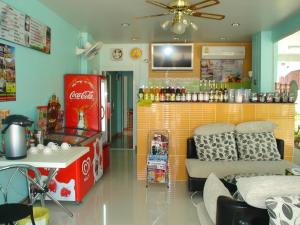 een Coca-Cola winkel met een Coca-Cola bij Chinathip Yusabuy in Nan