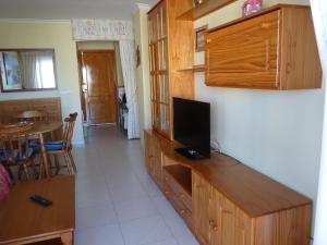 a kitchen with a flat screen tv on a counter at Apartamento En Daimus Con Vistas Al Mar in Daimuz