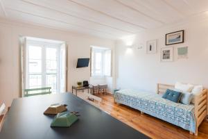 sypialnia z łóżkiem i stołem w obiekcie FLH Príncipe Real Comfortable Flat w Lizbonie