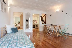 uma sala de estar com uma cama e uma mesa em FLH Príncipe Real Comfortable Flat em Lisboa